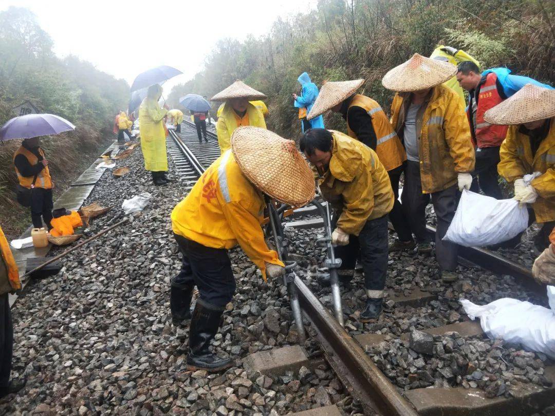 全州线路车间巡防人员杨兴云巡查至湘桂线咸水站至百里村站间k274 600