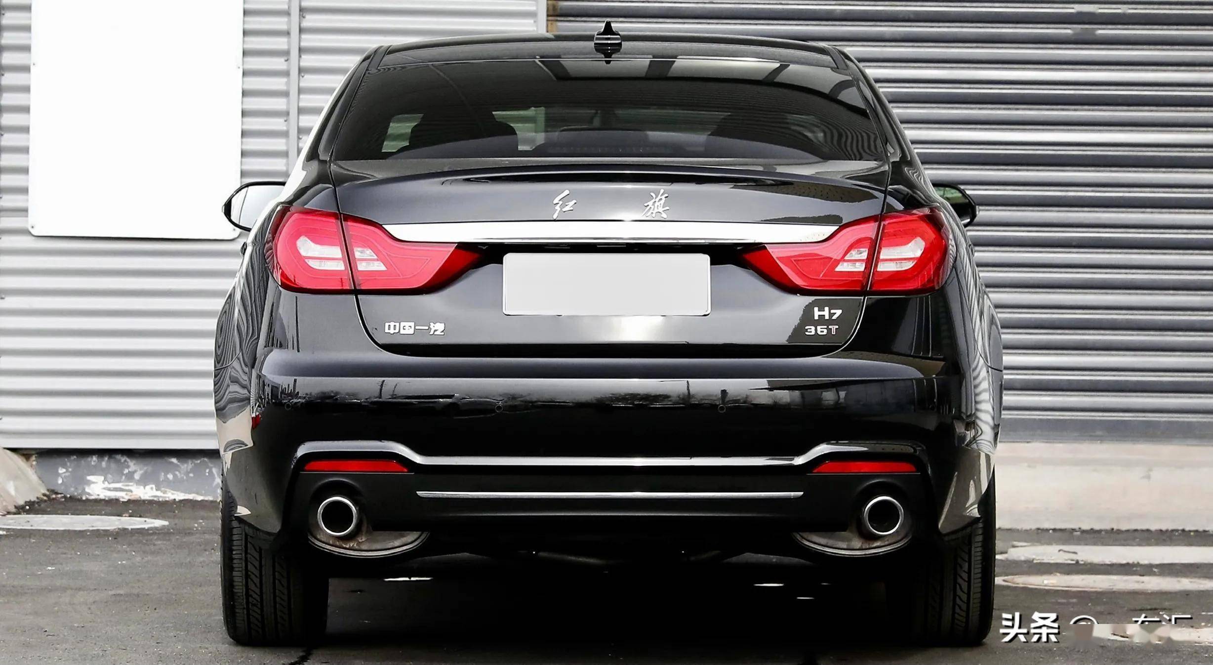 尾门边缘加入了一段上翘的小鸭尾,起到一丝点缀作用,尾灯中间的镀铬饰