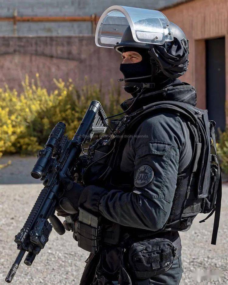 法国raid图集黑衣黑甲黑盔黑盾绝对够酷