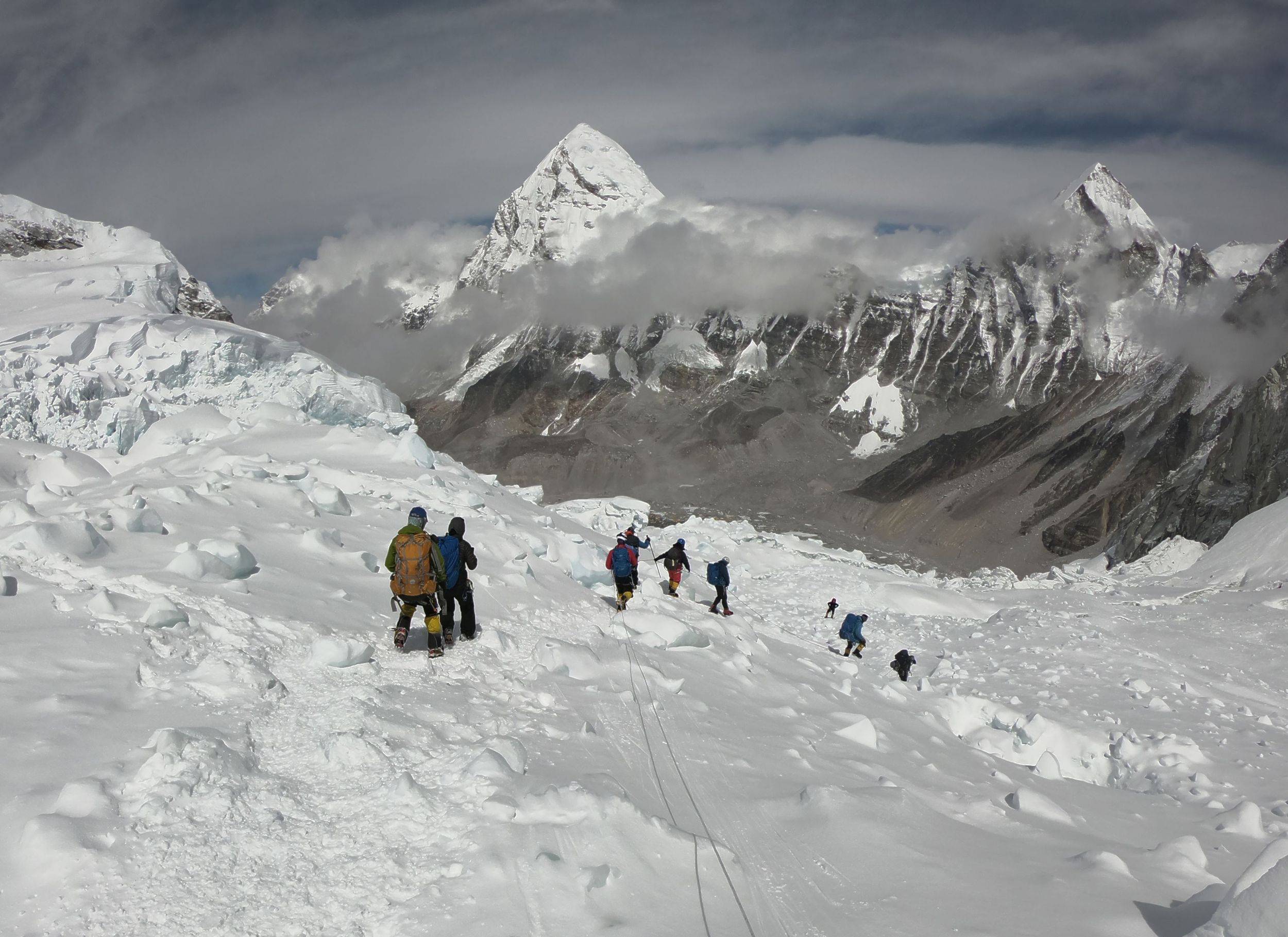 尼泊尔急用钱重开珠峰攀登，限制登山者拍照却是“掩耳盗铃”