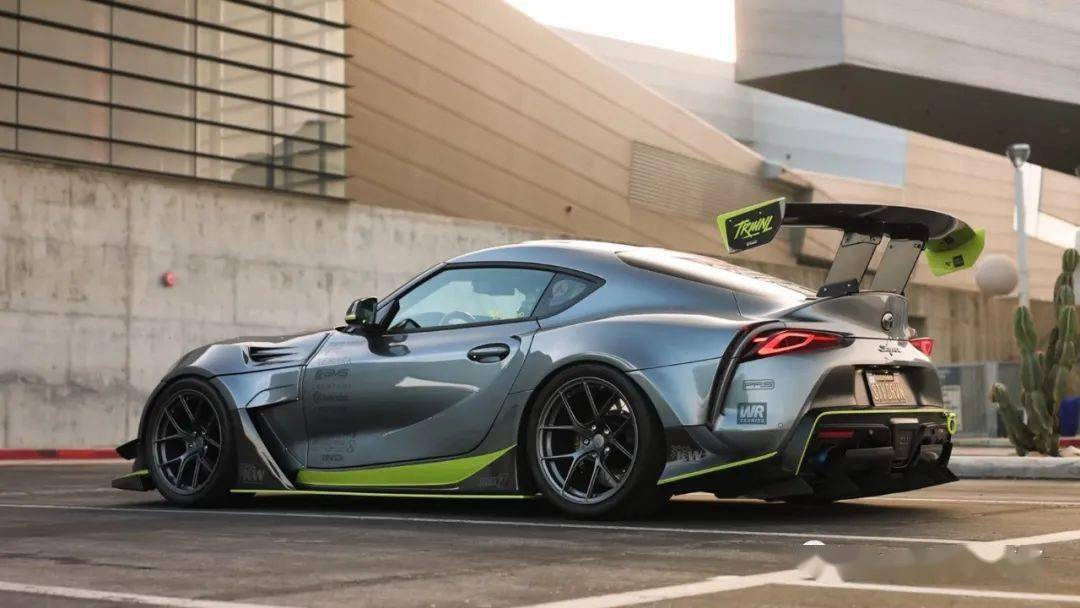 一台独眼丰田supravaris套件上身变宽体恶魔酷乐汽车