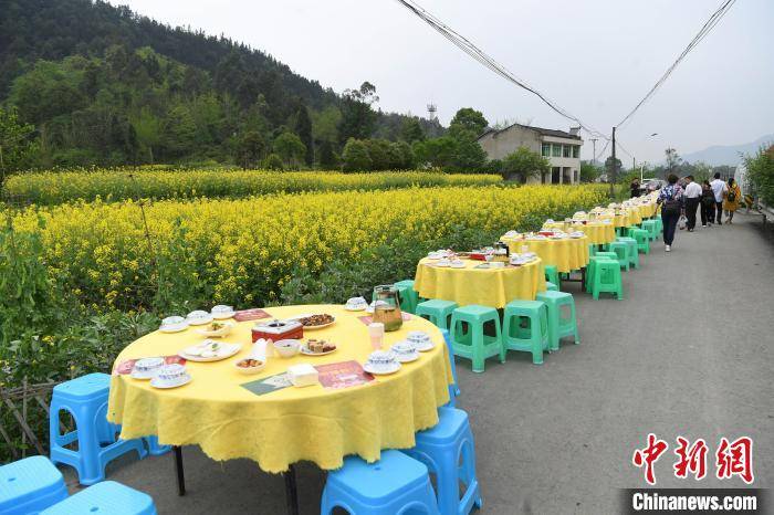 重庆乡村道路“长桌宴”吸引游客体验