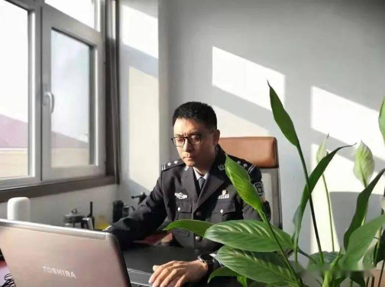 从警20载,凭着对公安事业的热爱和执着的追求,他在多个岗位发挥了突出