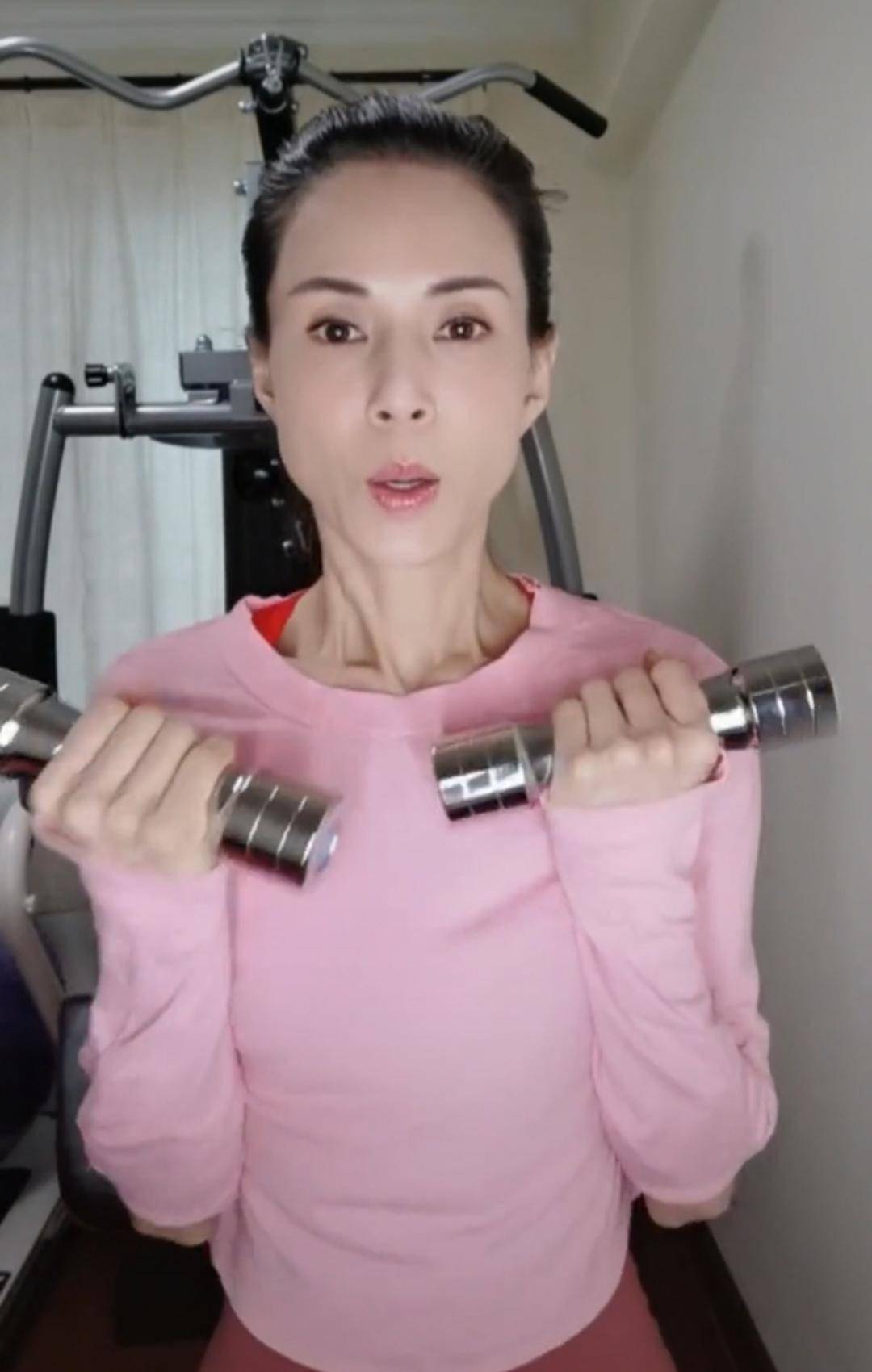 55岁李若彤晒运动照身材状态似少女用力过猛颈部青筋凸起好吓人