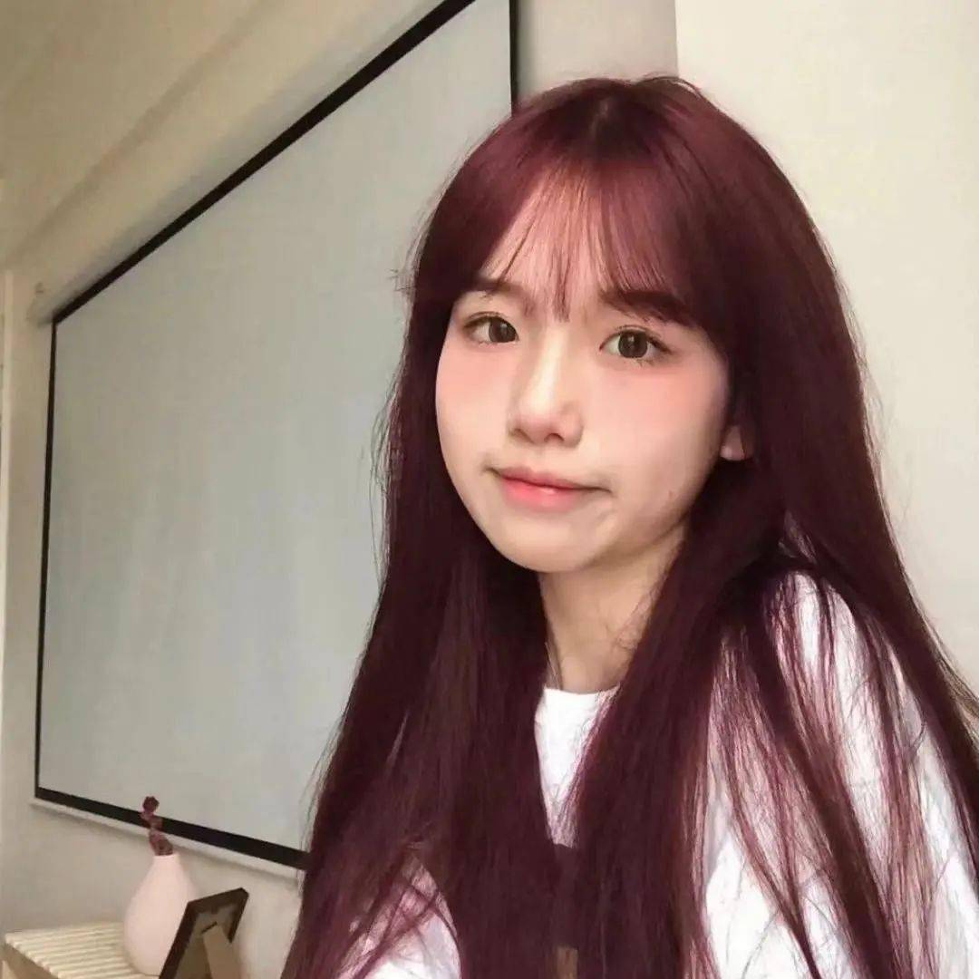 chichi 江楠 这个颜色  前卫又神秘,还给皮肤  营造出一种自然的红晕