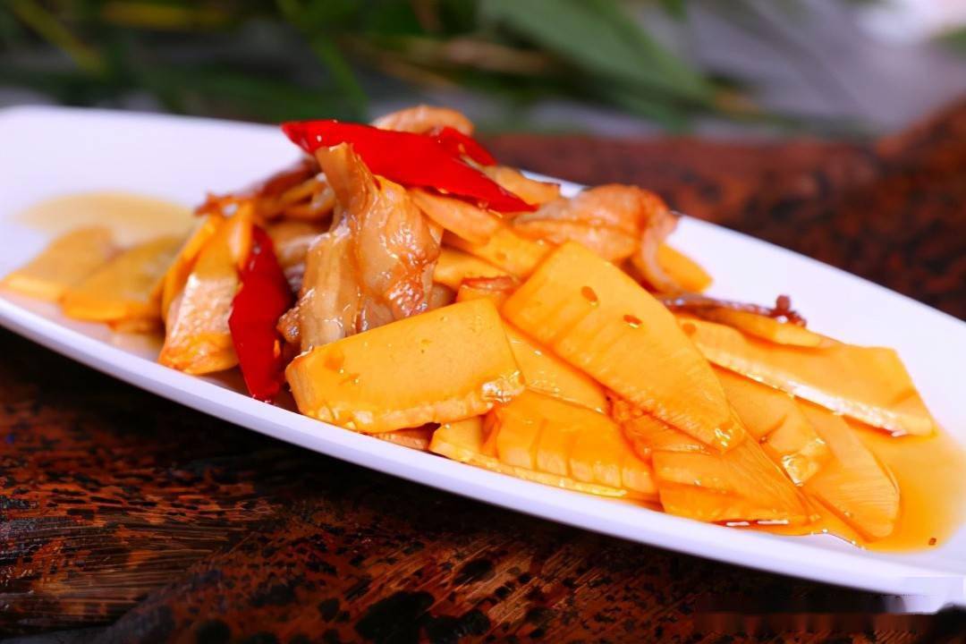 【春笋回锅肉】春雨连绵不断,春笋冲破泥土,掀翻石块,经过简单的处理