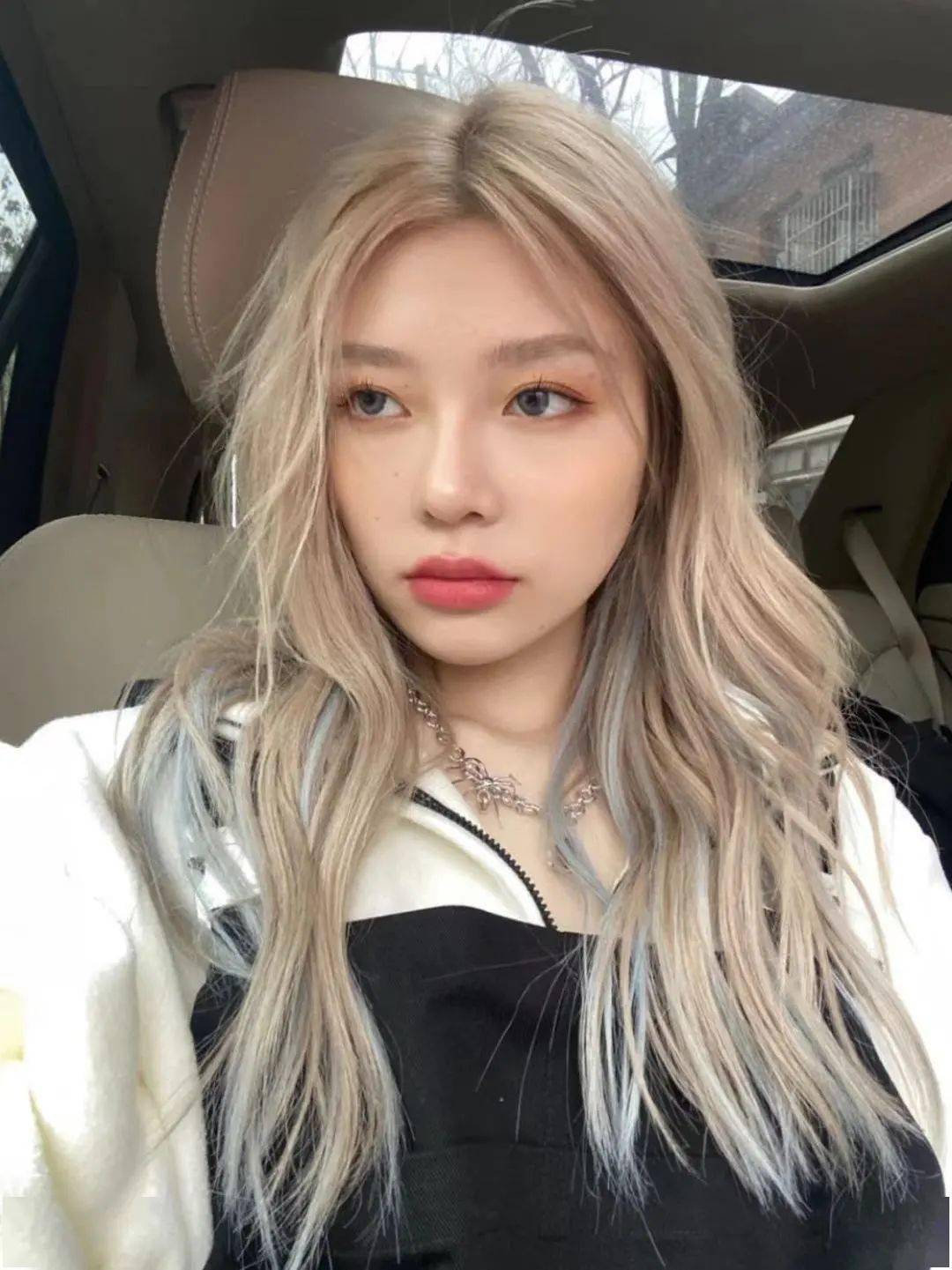 深底色和局部米色的混搭,  这 极大的色差光是一个背影就很时髦,  让