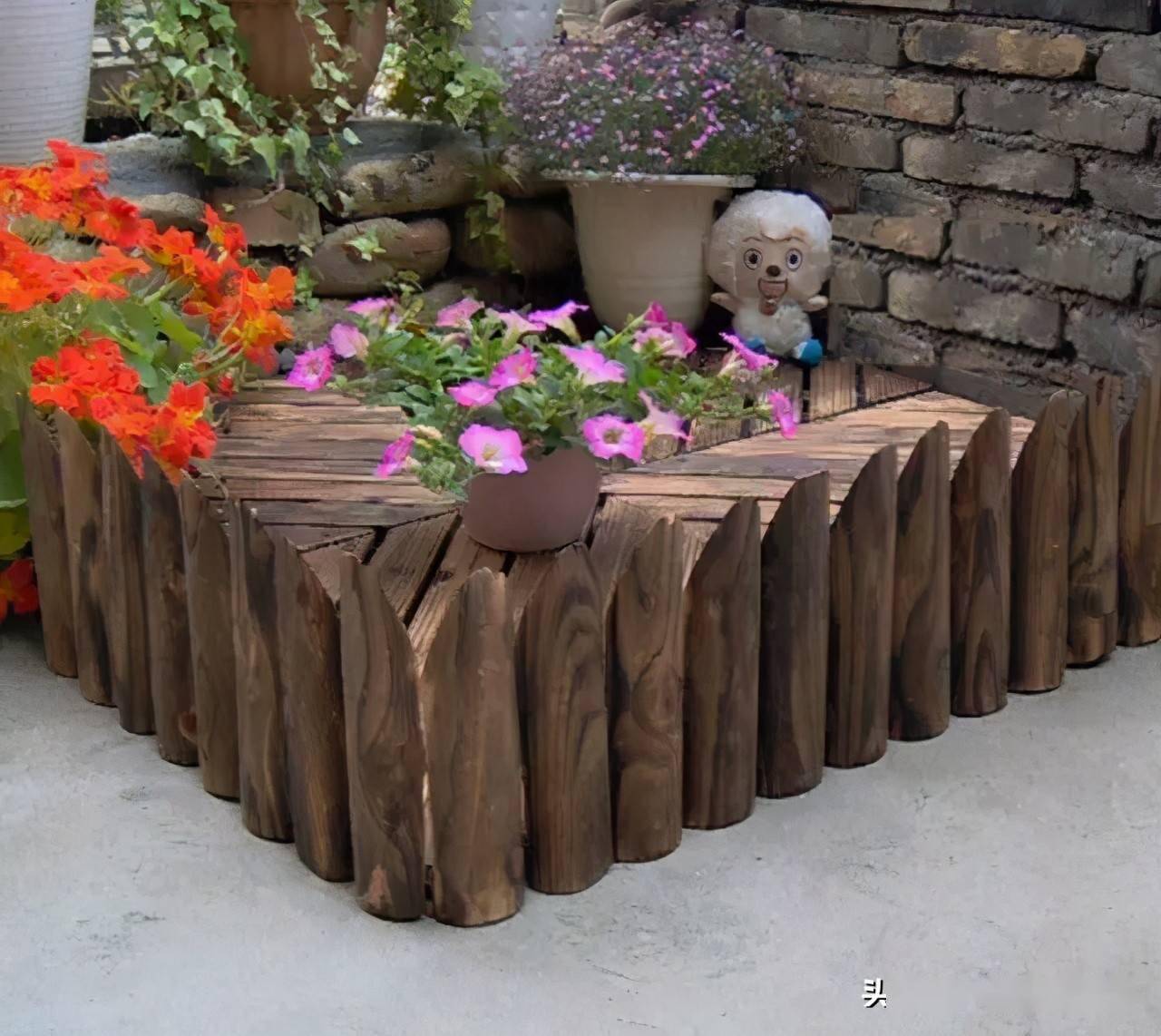 用木桩做绿植角落的围栏▲在院子里搭个木质小桥,或是给孩子设计个