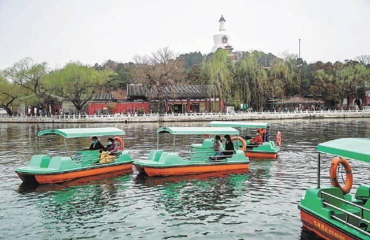 北京市北海公园游船开航 风大将停止售票