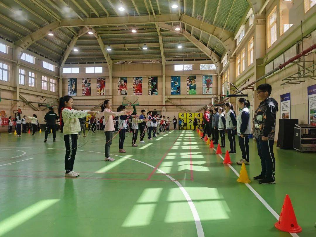 青岛铜川路小学三月彩绳舞精彩心飞扬