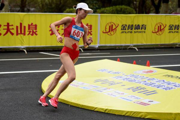 20公里竞走比赛中,内蒙古队选手杨家玉以1小时23分49秒的成绩获得冠军