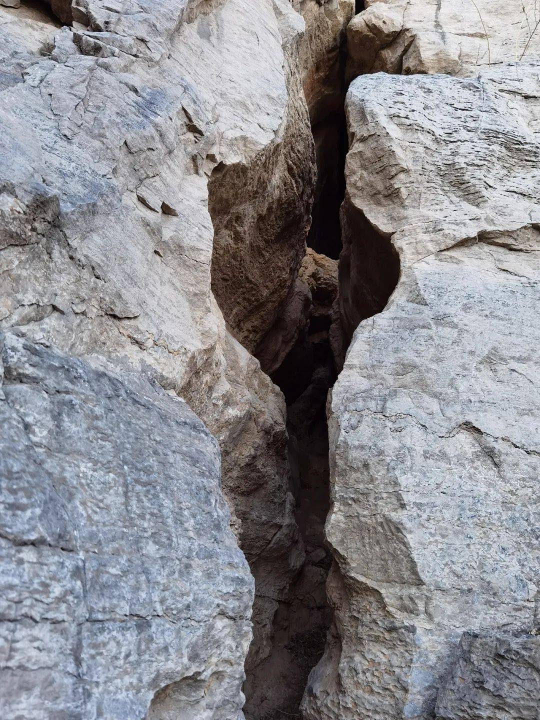 鬼谷洞,又叫通明洞,位于车辙峰下,不用说,就是鬼谷子隐居之处了.