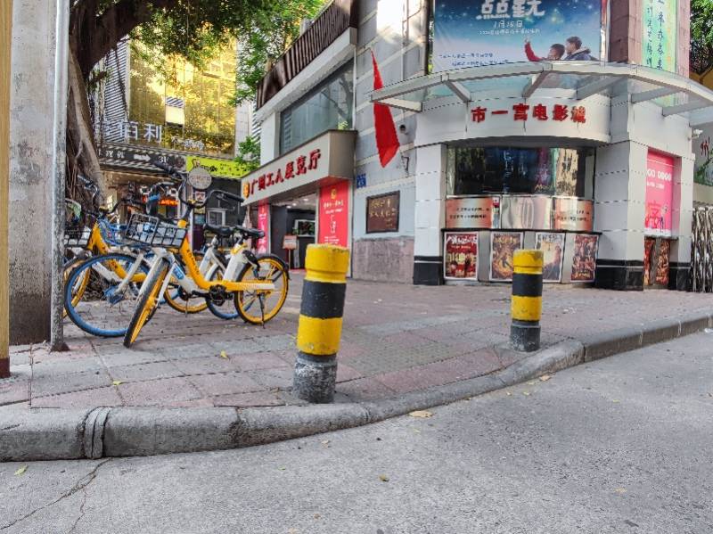 除了环市东路,南都记者在市内其他路段也发现缘石坡道铺设不合理的