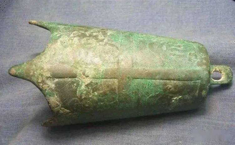 小说中鲁王墓中尸鳖尾巴上的六角铜铃是以出土文物青铜铃铛为原型
