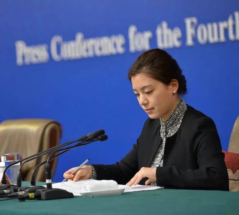 中美高层战略对话现场翻译是她!一个细节火了_张京