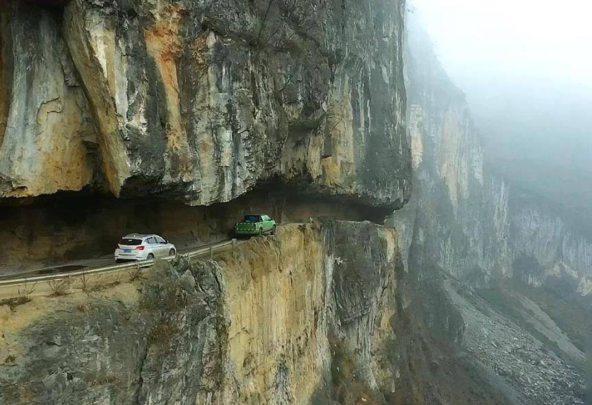 贵州大山深处一条险峻的挂壁公路村民靠这条路走出大山不容易