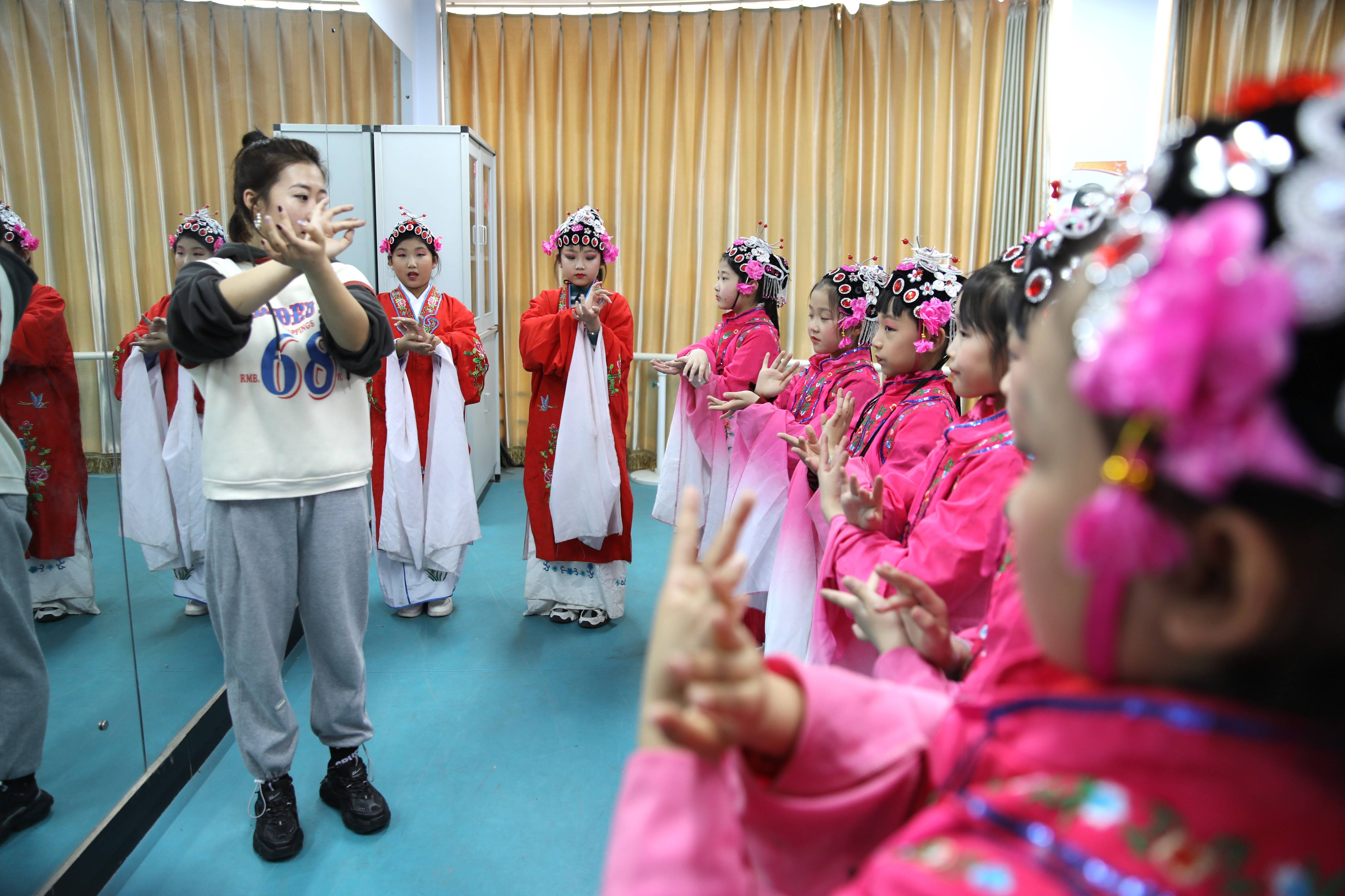 河北承德:传承京剧艺术 弘扬传统文化_课堂