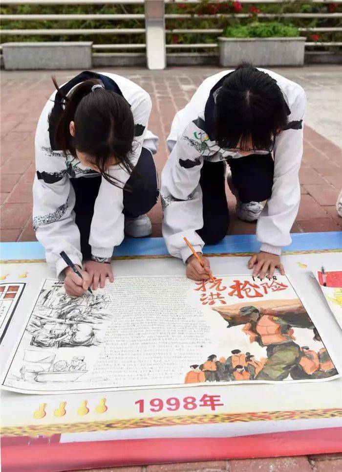 师生共绘百米长卷学党史他们这样做