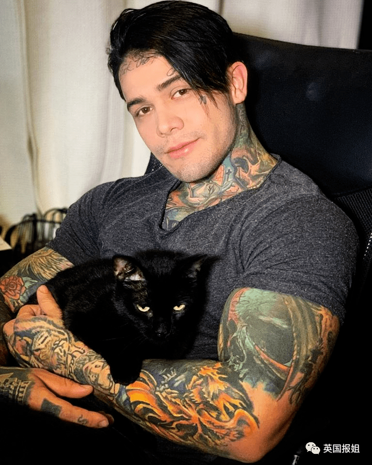 硬汉变巨乳肌肉男网红隆成g罩杯穿性感内衣当粉丝福利