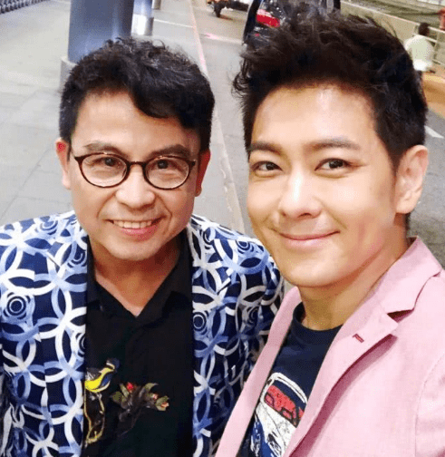 贺周星驰御用配角黄一山正式成为表演系教授穿正装上课获热捧