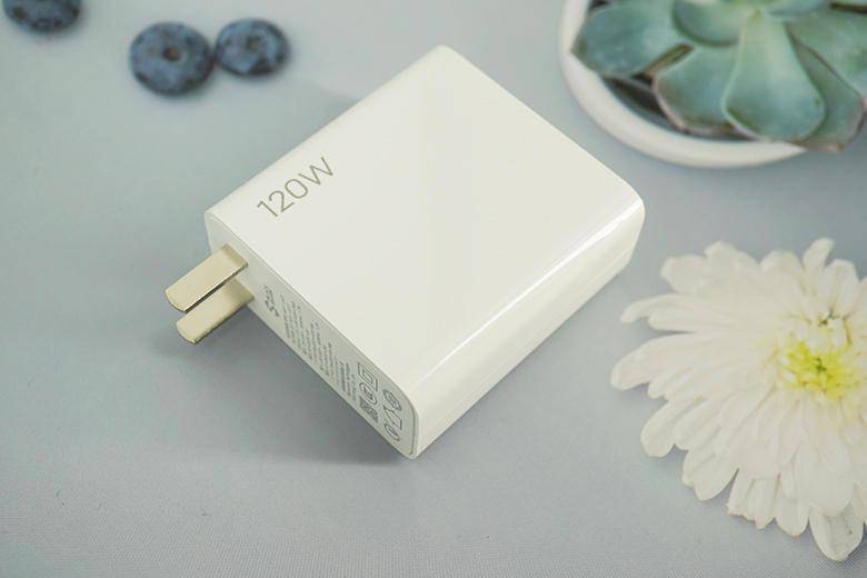 黑鲨 4采用了 120w 大功率,6c 倍率,4500mah 大容量电池的充电系统