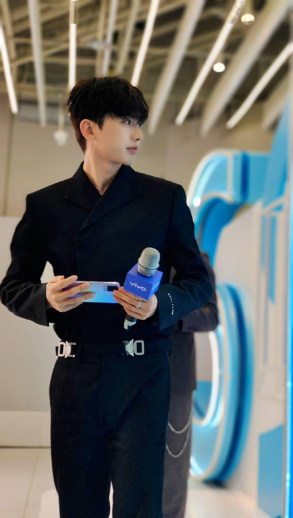 坤比例逆天,生动演绎哥哥的腿不是腿,塞纳河畔的春水,尤其他微微弯着