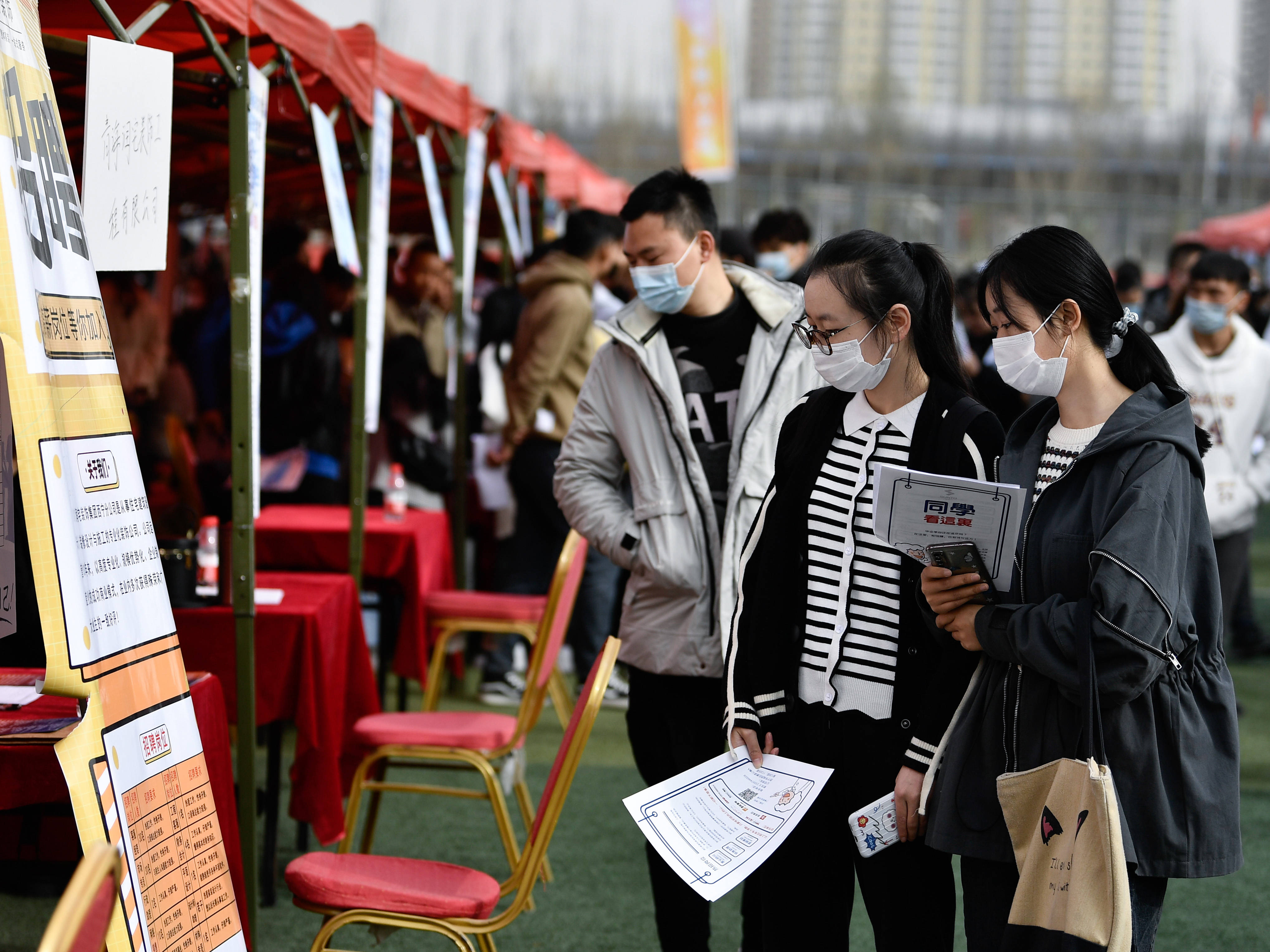这是3月24日拍摄的青海省2021届高校毕业生春季校园招聘会现场.