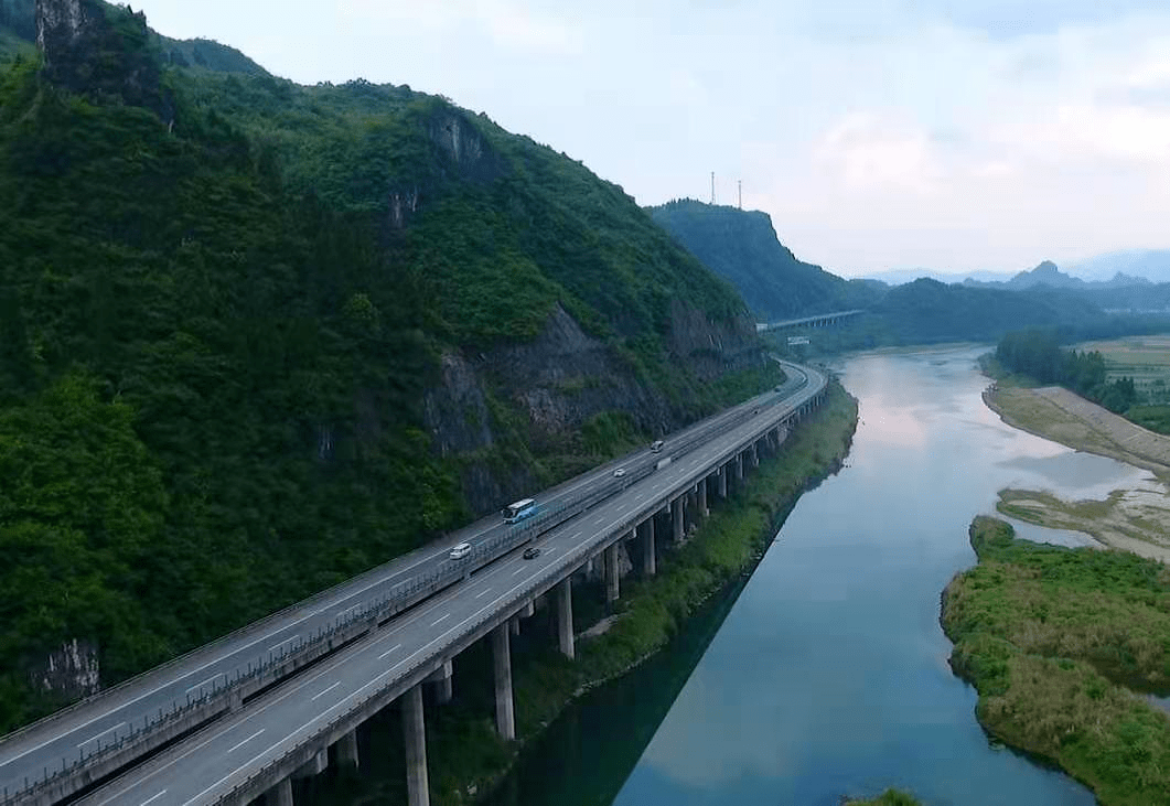 一桥飞越千山万壑湖南高速多桥梁这份桥梁通行注意事项请您查收胡椒话