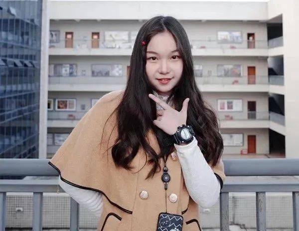 生于1999年的她是个长沙姑娘,毕业于长沙麓山国际实验学校.