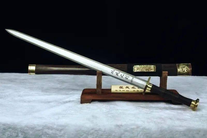 军徽剑的护手上寓意"八一"南昌起义剑长81公分该剑采用汉剑制式是龙泉