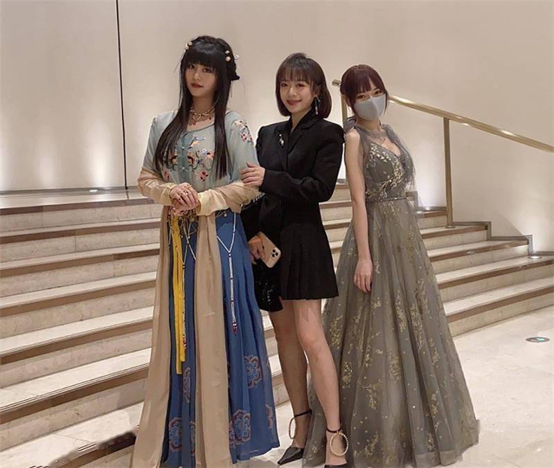 火线妹穿jk被路拍,煤气罐腿长真实!同为生图皮克桃逆袭美绝了