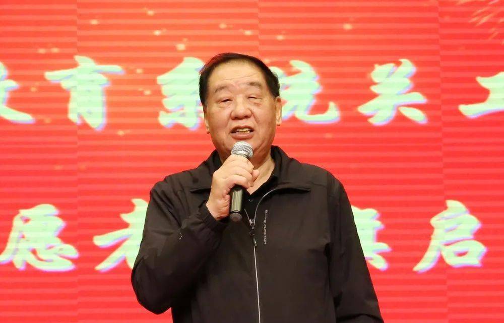 仪式在厦门一中高中部举行,市关工委第一副主任,市委原副书记黄杰成