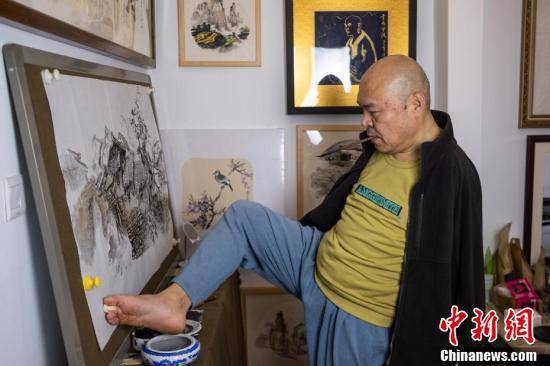 重庆无臂画家"绘"出精彩人生