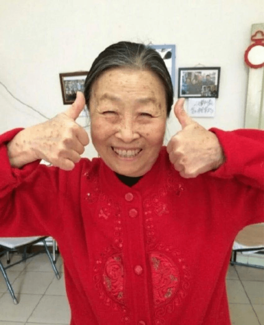 张少华高龄仍坚持拍戏,只为给儿子还房贷,患病独自就医无人陪_网友