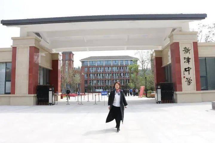 新津中学新校门惊艳亮相!改造后美颜加倍