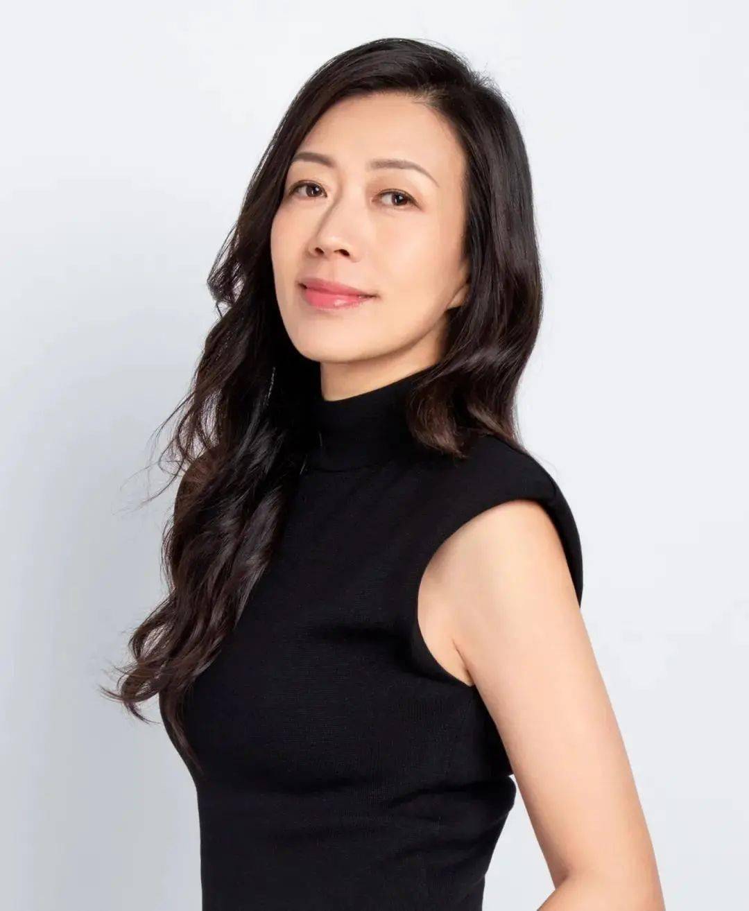 设计师李迎中国服装设计师协会时装艺术委员会委员毕业于天津