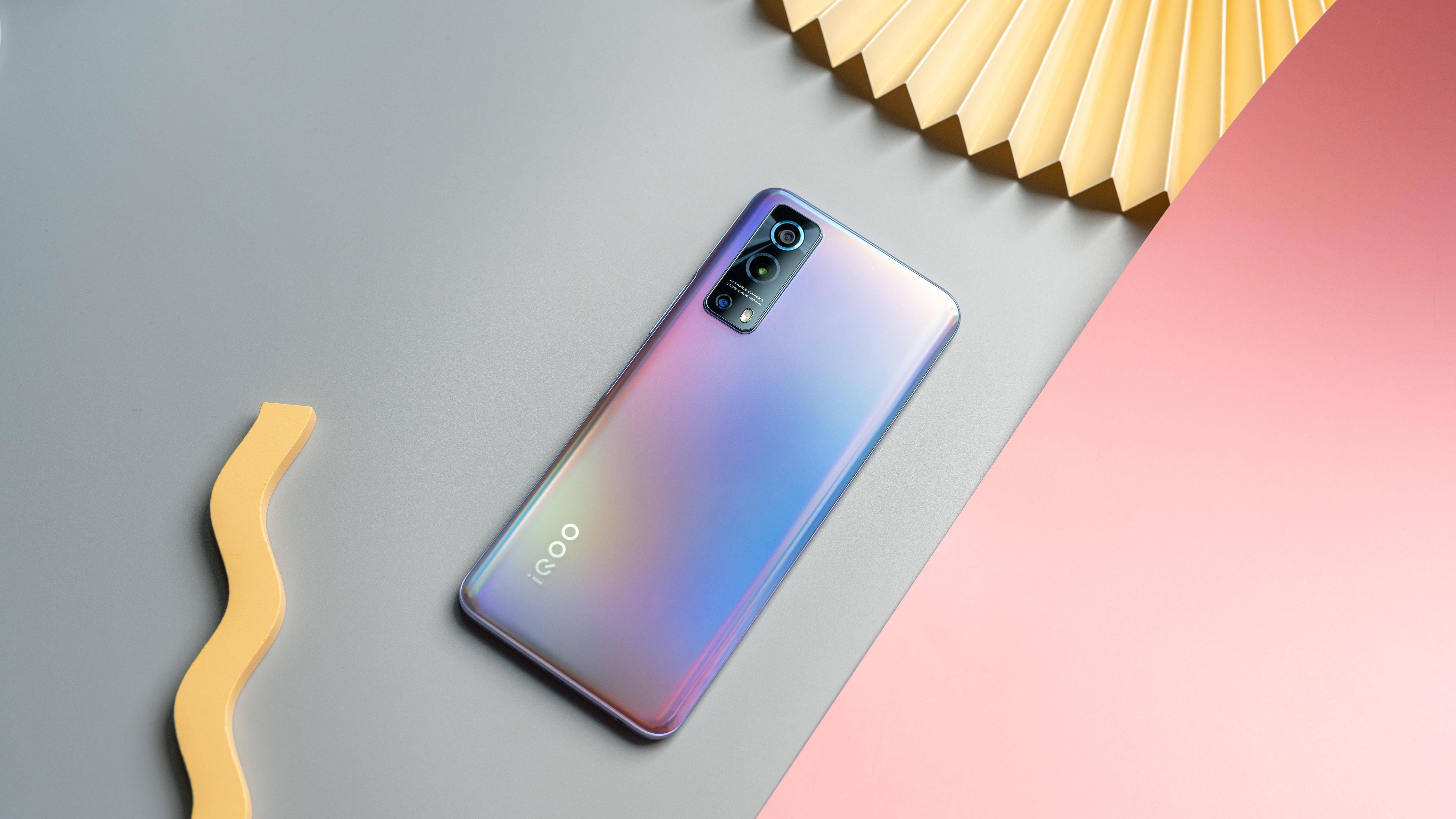 iqoo z3图赏:轻薄全能 星云色图赏