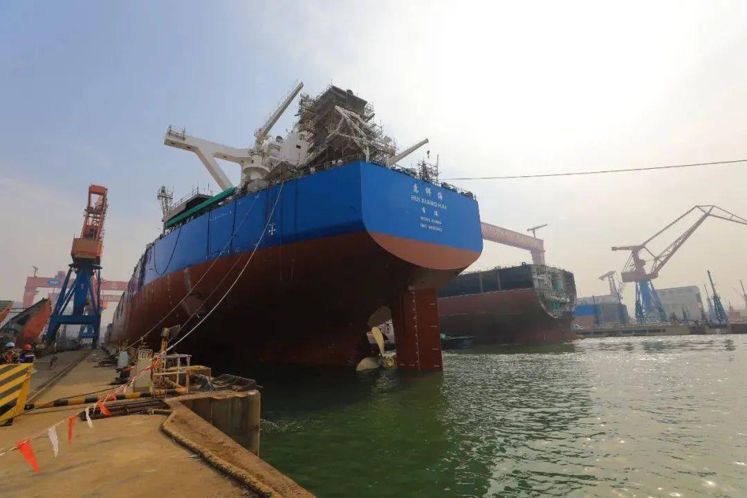 21万吨18万吨武船北船重工两艘散货船顺利出坞