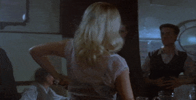 她们每日坐在咖啡馆靠美貌和笑声招揽"顾客".