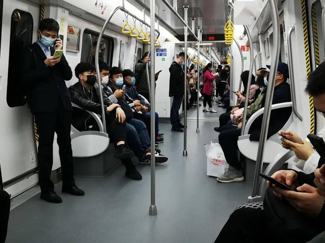 来了,济南地铁2号线!有市民4点就出门了,上班点车厢已坐满了人