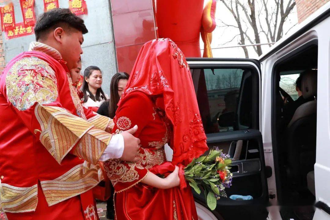 迎亲现场为婚礼忙碌的伴娘们运嫁妆迎亲的车队新娘子娶走了,几个老街