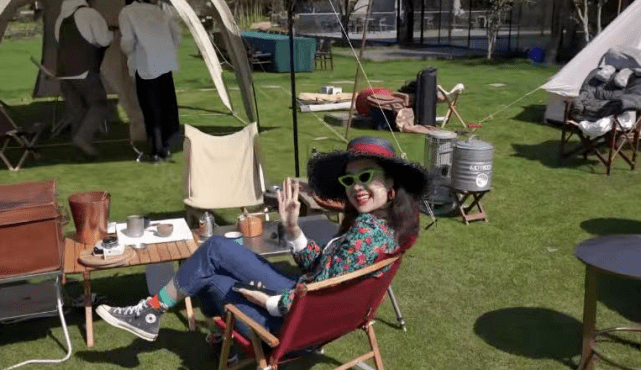 董花花大手笔为自己庆生,一根火腿价值上万,首曝真实年龄引热议