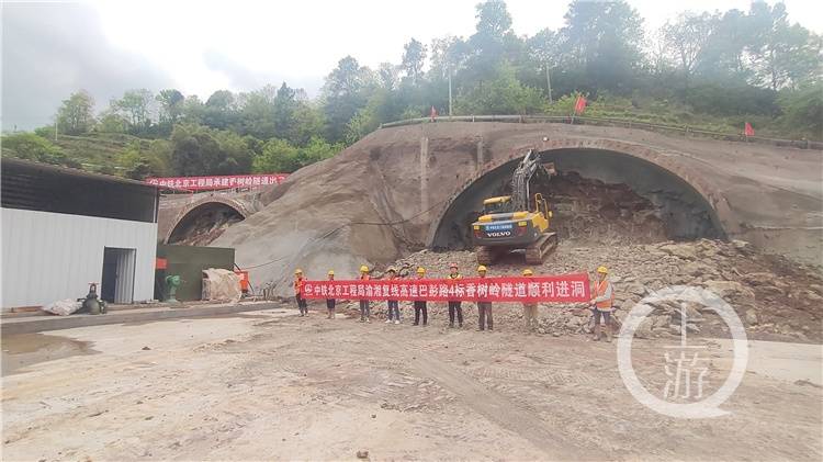 3月27日,由中铁北京局承建的渝湘复线项目香树岭隧道左洞正式进洞施工