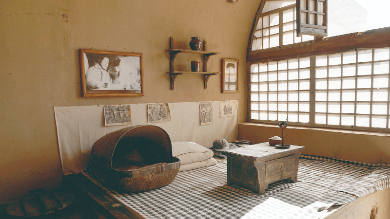 延安文艺纪念馆的讲解员侯兰婷带着我跨过公路来到东山坡上的窑洞群