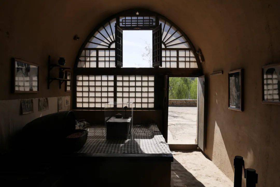 走进冼星海故居,进门的右手窗前是冼星海一家休息的土炕,不大的炕桌就