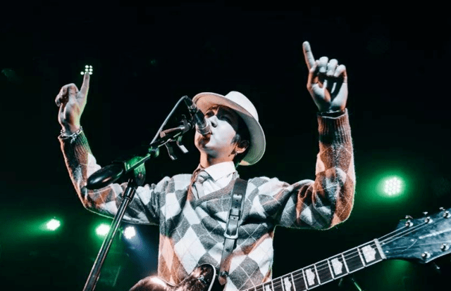 比如一个年少无知被约过的粉丝出面发帖,表示张哲轩是能说出"怀我的