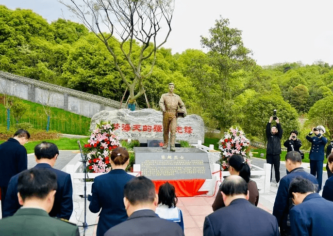 烈士紀念園坐落於湖南省岳陽市烈士陵園內人群裡張超烈士的妻子張亞