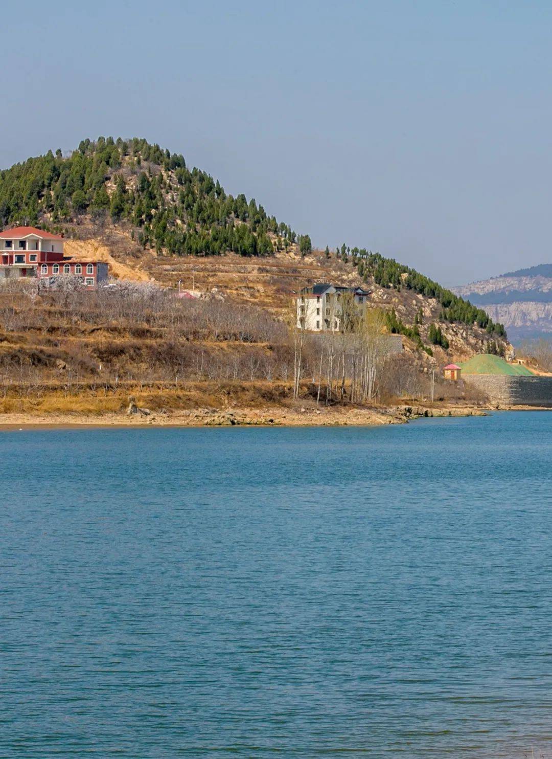 藏在章丘群山中的百丈崖水库,位于章丘垛庄镇,是一座高山水库,海拔高