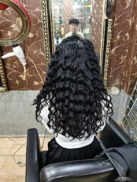 "对照网红发型烫完头,全家人都被逗乐了"