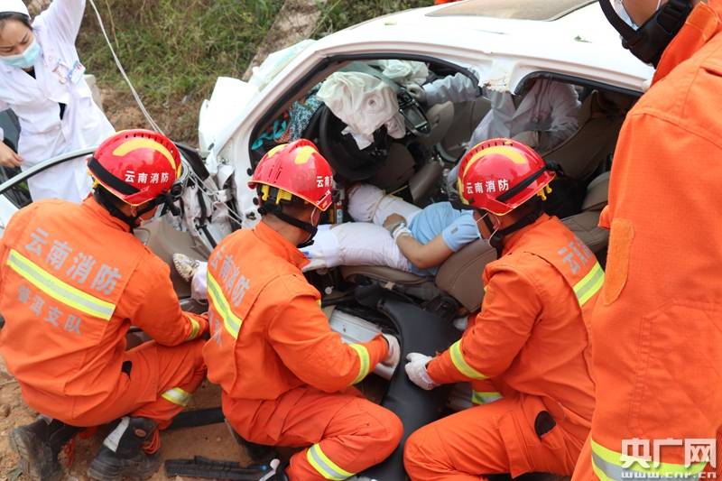 雲南鎮沅交通事故致1死2傷消防緊急救援被困人員